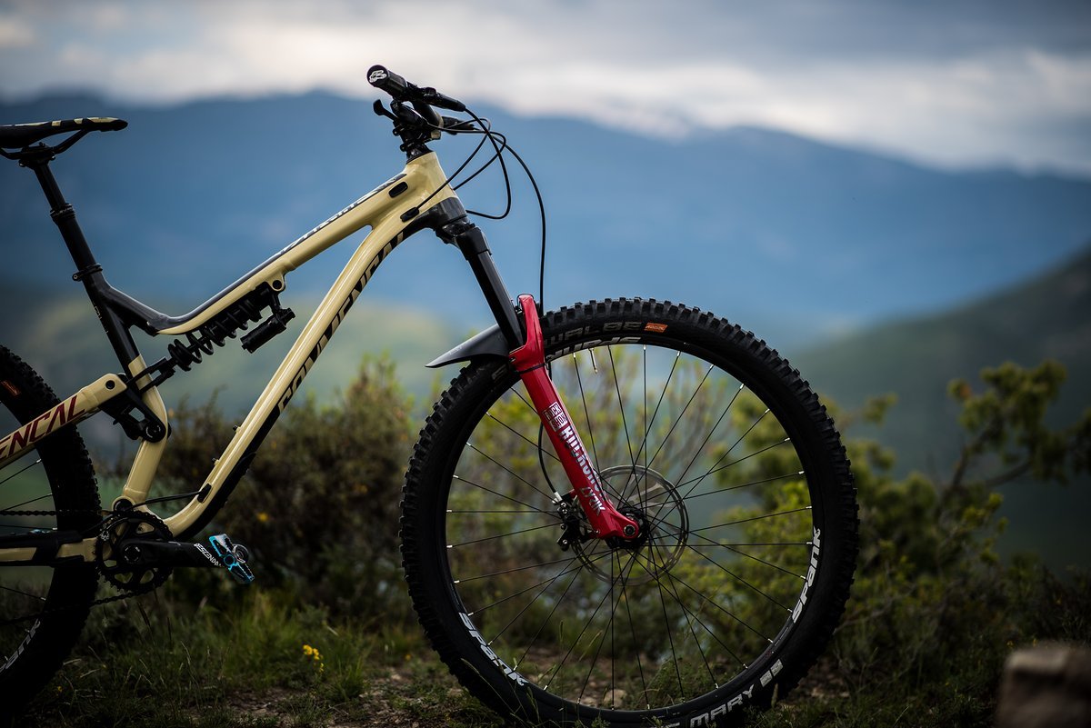 Das von uns getestete Team-Modell verfügt bereits über die neue RockShox Lyrik RC2-Federgabel mit DebonAir-Luftfeder und 170 mm Federweg Das von uns getestete Team-Modell verfügt bereits über die neue RockShox Lyrik RC2-Federgabel mit DebonAir-Luftfeder und 170 mm Federweg