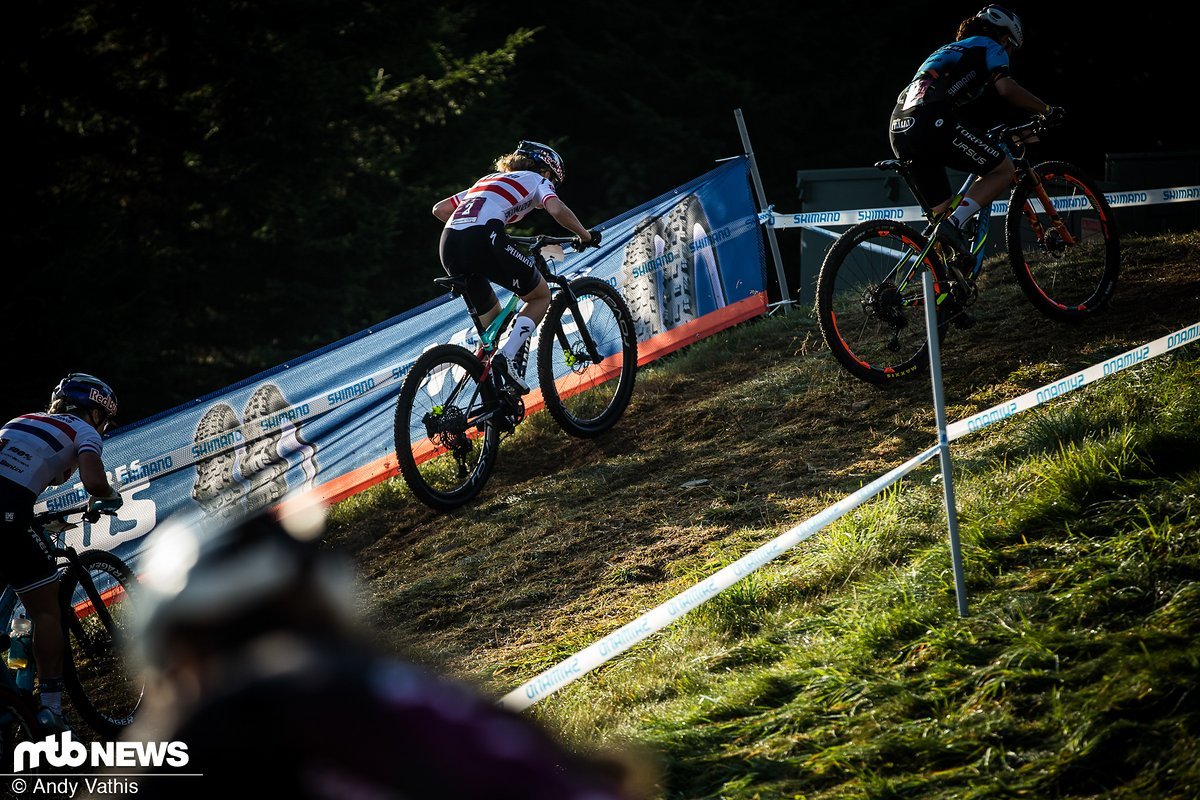 Zu Beginn des Rennens der U23-Damen bildete sich eine fünfköpfige Spitzengruppe um die Vizeweltmeisterin Laura Stigger (Bildmitte) und die spätere Siegerin Evie Richards (linker Bildrand) Zu Beginn des Rennens der U23-Damen bildete sich eine fünfköpfige Spitzengruppe um die Vizeweltmeisterin Laura Stigger (Bildmitte) und die spätere Siegerin Evie Richards (linker Bildrand)