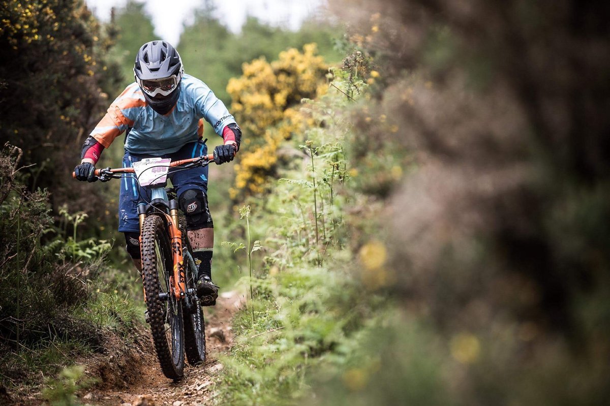Achtung! Achtung! Ehemalige Cross Country-Pilotin hat in die Enduro-Fraktion gewechselt & übt sich im Draufgängertum! Achtung! Achtung! Ehemalige Cross Country-Pilotin hat in die Enduro-Fraktion gewechselt & übt sich im Draufgängertum!