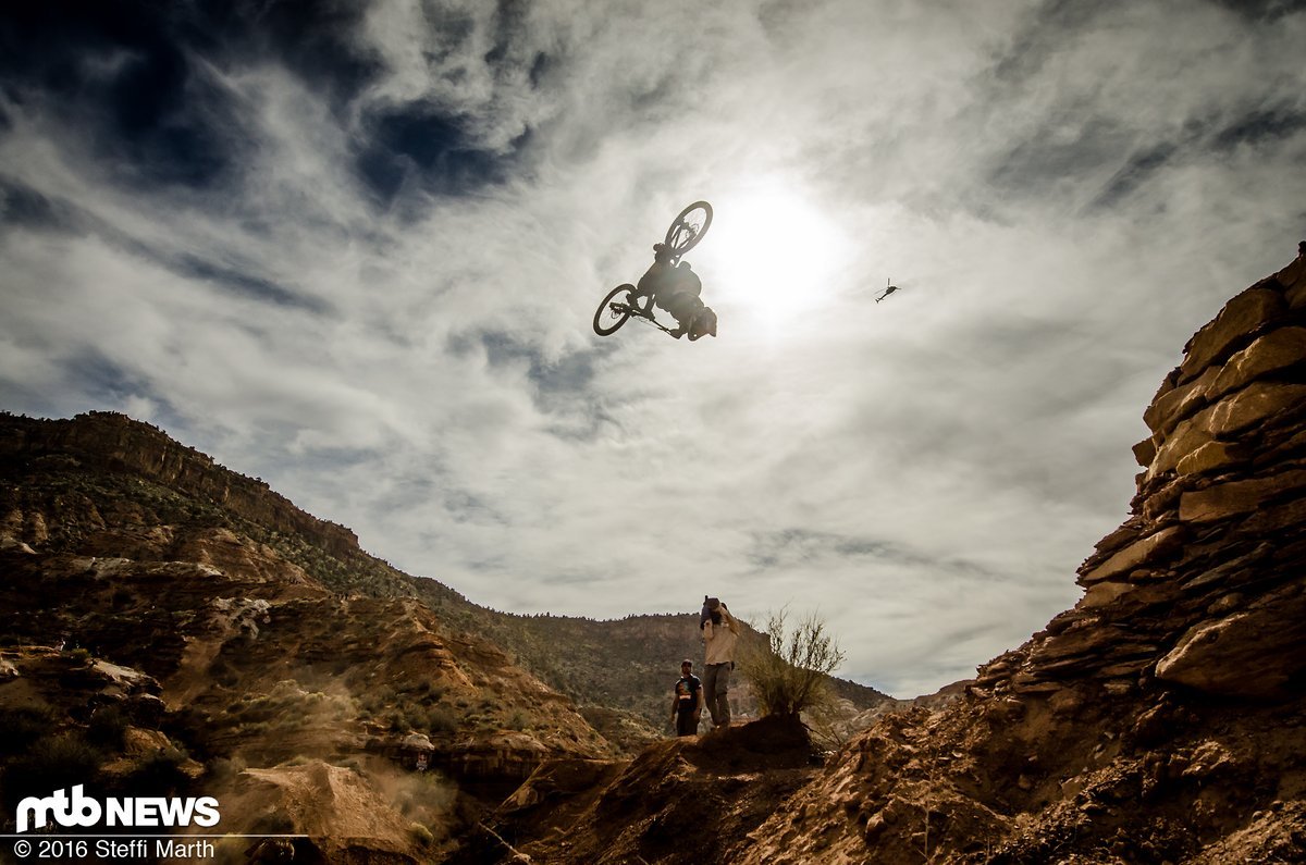 Antoine Bizet hat sich mit einem perfekten Doppelbackflip den zweiten Platz gesichert. In seinem zweiten besseren Lauf hätte er Semenuk noch den Sieg abnehmen können – aber da reichte sein Speed nicht für einen weiteren Doppelbackflip. Antoine Bizet hat sich mit einem perfekten Doppelbackflip den zweiten Platz gesichert. In seinem zweiten besseren Lauf hätte er Semenuk noch den Sieg abnehmen können – aber da reichte sein Speed nicht für einen weiteren Doppelbackflip.