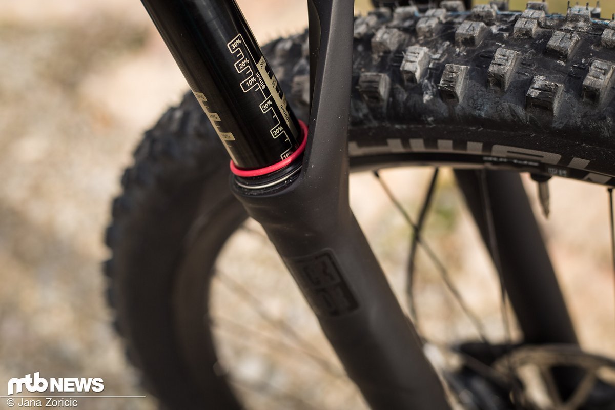 Die RockShox Reba RL-Federgabel ist mit einem “Light Tune” ausgestattet und soll so besser auf leichtere Fahrerinnen anpassbar sein. Die RockShox Reba RL-Federgabel ist mit einem “Light Tune” ausgestattet und soll so besser auf leichtere Fahrerinnen anpassbar sein.