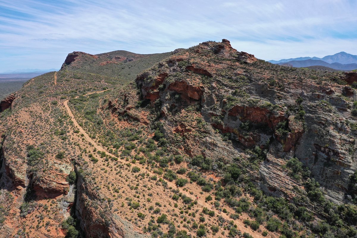 Einen Tag vor dem Showdown hinauf zum Swartberg ging es bei fast 40°C in die Halbwüste des kleinen Karoos. Einen Tag vor dem Showdown hinauf zum Swartberg ging es bei fast 40°C in die Halbwüste des kleinen Karoos.