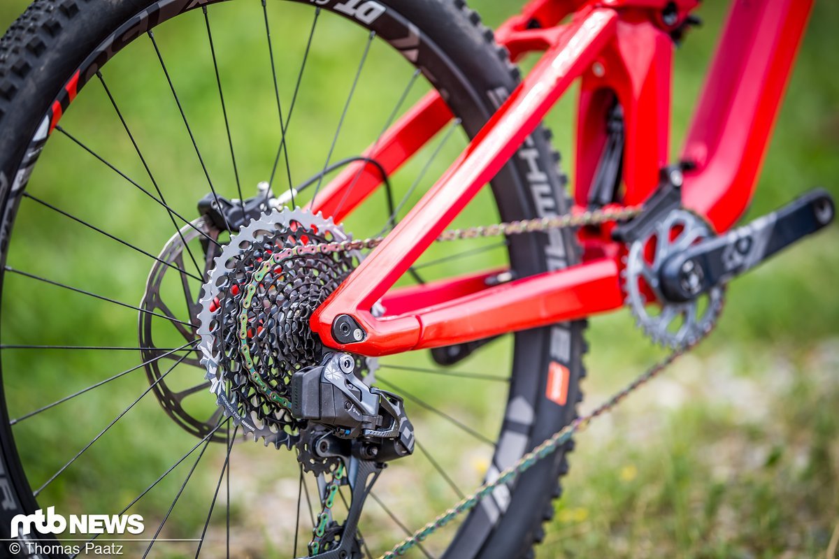 Den SRAM AXS Eagle-Antrieb gibt es nur beim Prototypen, keine Ausstattungsvariante setzt auf die kabellose Schaltung. Den SRAM AXS Eagle-Antrieb gibt es nur beim Prototypen, keine Ausstattungsvariante setzt auf die kabellose Schaltung.