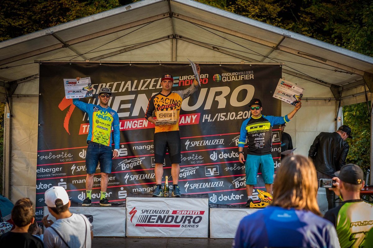 Kurz danach hüpft er aber gleich eine Treppenstufe höher und darf sich feiern lassen – er ist Gesamtsieger der neuen Central European Enduro Series! Kurz danach hüpft er aber gleich eine Treppenstufe höher und darf sich feiern lassen – er ist Gesamtsieger der neuen Central European Enduro Series!
