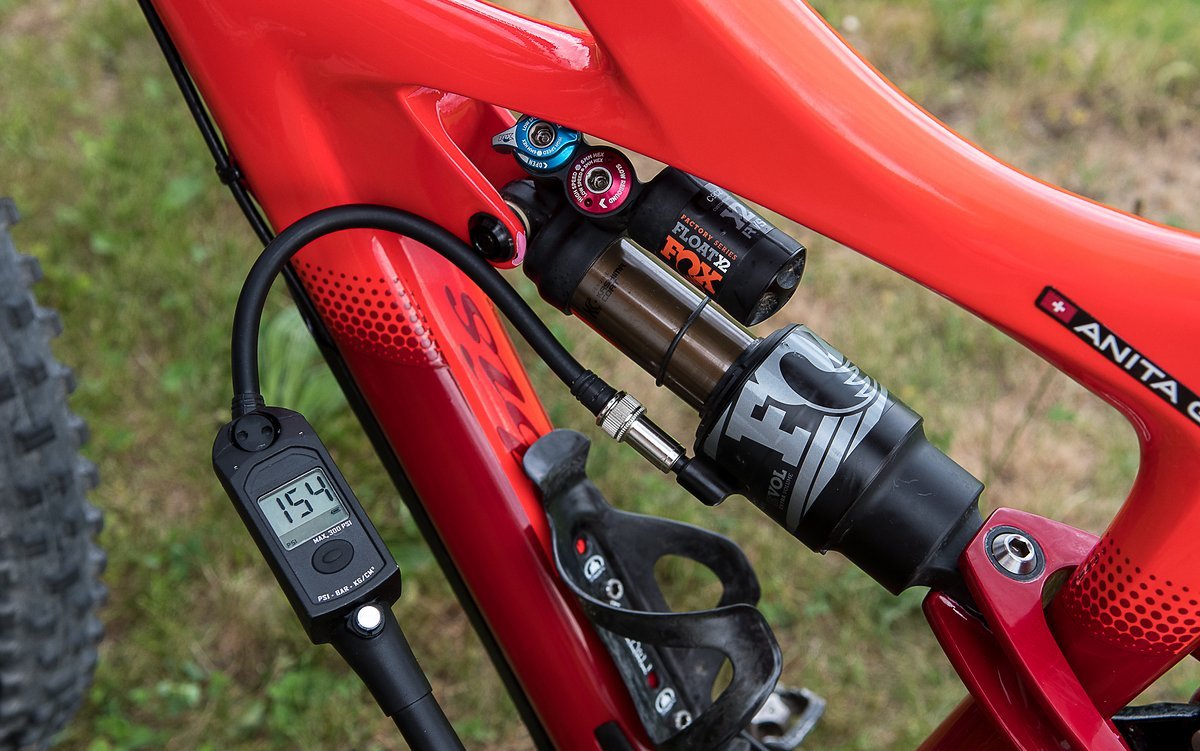 Der Dämpfer scheint nur knapp hinein zu passen. Dem ist aber nicht so: der Rahmen hat eine Aussparung für den X2 Climb-Switch Der Dämpfer scheint nur knapp hinein zu passen. Dem ist aber nicht so: der Rahmen hat eine Aussparung für den X2 Climb-Switch