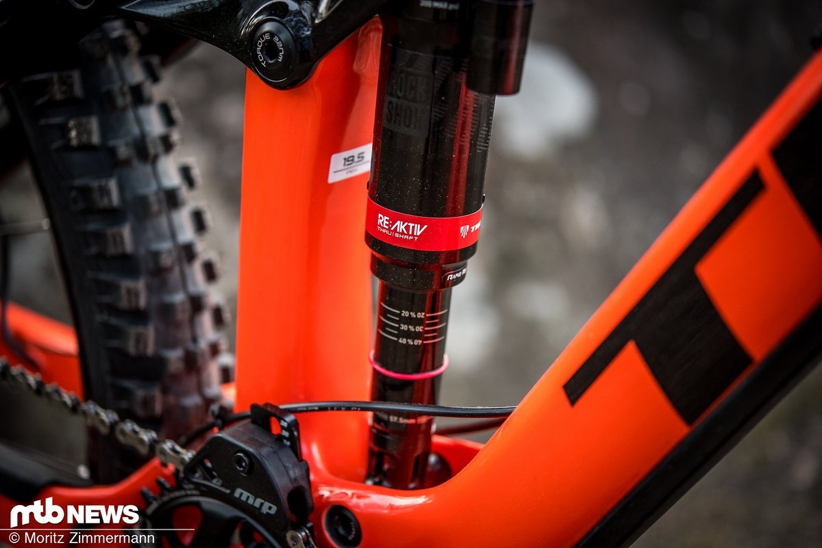 Der Name ist Indiz: Bei Treks Thru Shaft-System tritt der Dämpfungsschaft tatsächlich aus dem Dämpfer aus, was das lange Zwischenstück zwischen Kolbenstange und Dämpferauge erklärt Der Name ist Indiz: Bei Treks Thru Shaft-System tritt der Dämpfungsschaft tatsächlich aus dem Dämpfer aus, was das lange Zwischenstück zwischen Kolbenstange und Dämpferauge erklärt