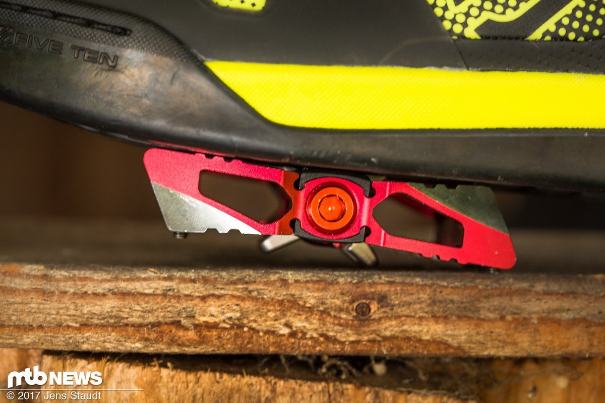 Wir sind die Mallet DH-Pedale mit verschiedenen Schuhmodellen gefahren und haben die Traction Pads und Pins jeweils angepasst. Wir sind die Mallet DH-Pedale mit verschiedenen Schuhmodellen gefahren und haben die Traction Pads und Pins jeweils angepasst.