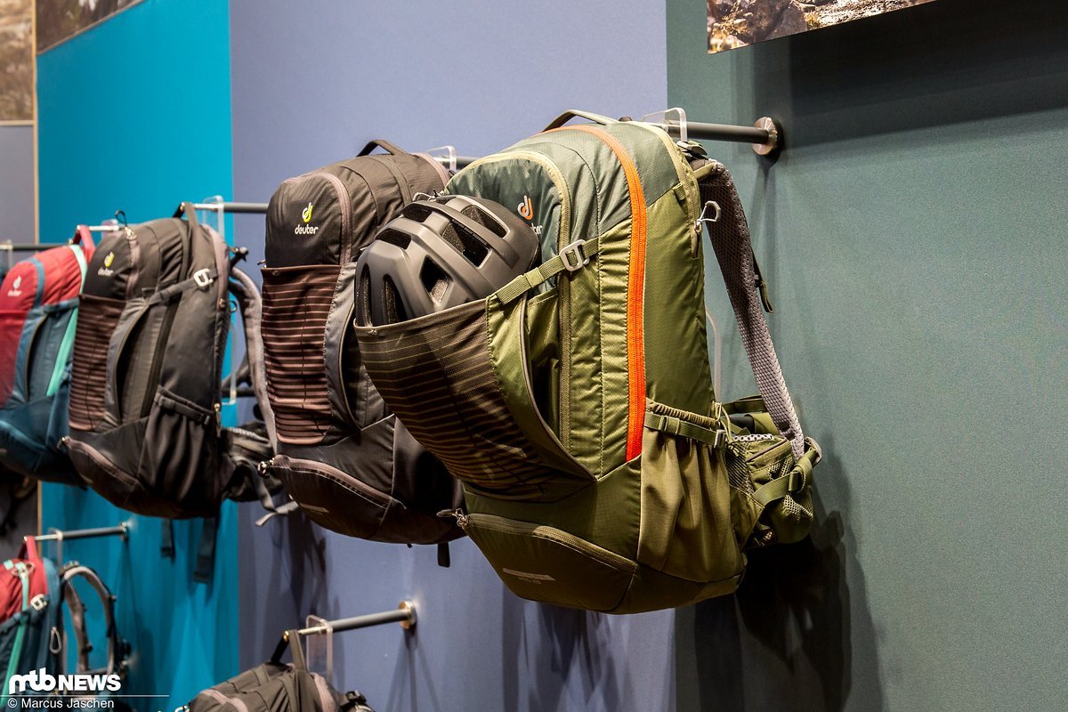 Der Deuter Transalpin Pro Rucksack fasst 28 Liter, während die frauenspezifische SL-Version des Rucksacks über ein Volumen von 26 Litern verfügt. Der Deuter Transalpin Pro Rucksack fasst 28 Liter, während die frauenspezifische SL-Version des Rucksacks über ein Volumen von 26 Litern verfügt.