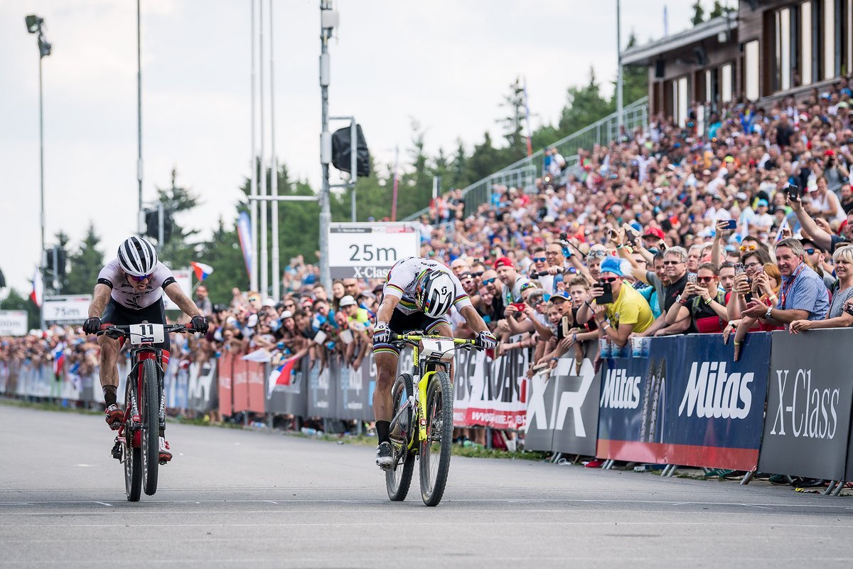 Die Zentimeterentscheidung aus dem Vorjahr: Nino Schurter bezwingt Anton Cooper im Sprint um nur wenige Zentimeter Die Zentimeterentscheidung aus dem Vorjahr: Nino Schurter bezwingt Anton Cooper im Sprint um nur wenige Zentimeter