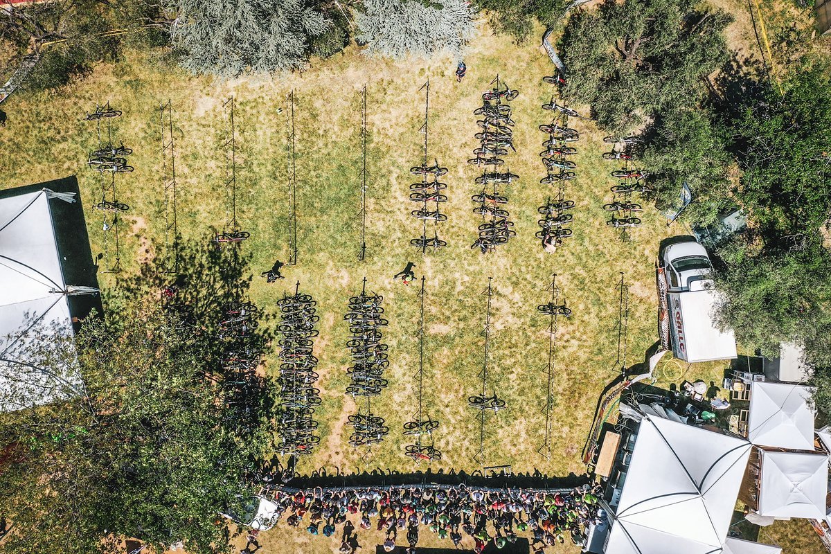 Vogelperspektive auf die Wechselzone - das Layout mit Check-In und Check-Out ist in diesem Jahr perfektioniert, nach 21 Jahren ;) Vogelperspektive auf die Wechselzone - das Layout mit Check-In und Check-Out ist in diesem Jahr perfektioniert, nach 21 Jahren ;)