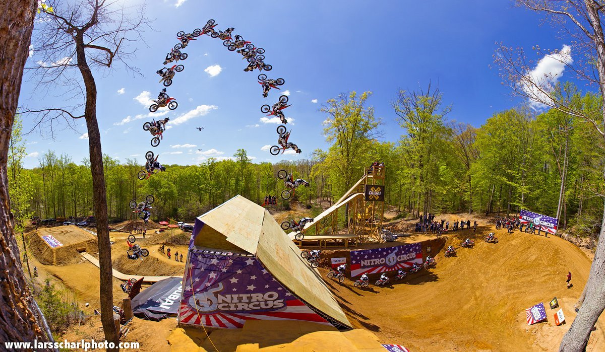Josh Sheehan mit der FMX Triple Flip Weltpremiere in Travis Pastranas Heimspielplatz „Pastranaland" Josh Sheehan mit der FMX Triple Flip Weltpremiere in Travis Pastranas Heimspielplatz „Pastranaland"