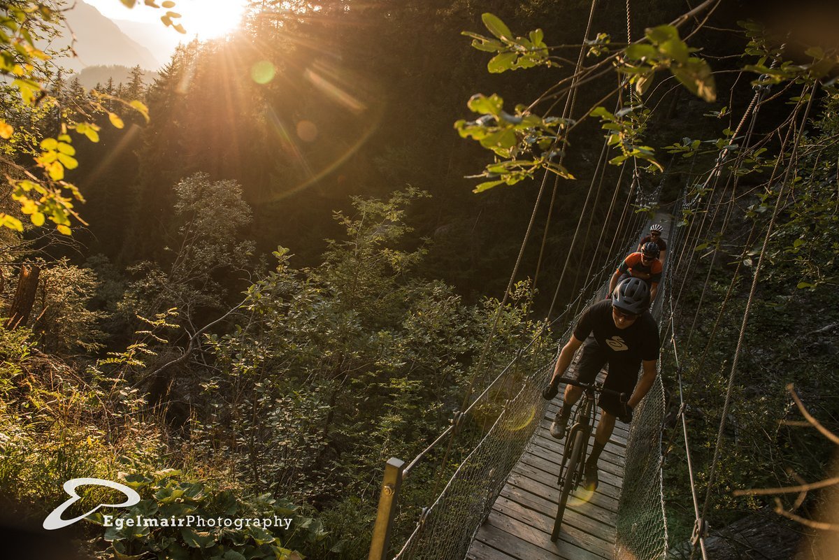 Auf Schotterstrassen, einfachen Trails und Asphalt warten in der Grinduro-Variante insgesamt vier gewertete Stages Auf Schotterstrassen, einfachen Trails und Asphalt warten in der Grinduro-Variante insgesamt vier gewertete Stages