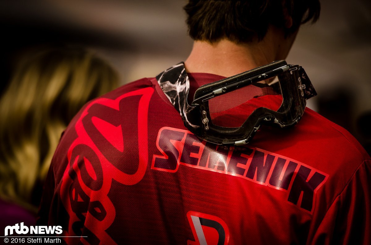 "The gentle genius" wird Brandon Semenuk auch genannt. Er ist schon ein mysteriöser Charakter... und ein genialer Virtuose auf dem Mountainbike. "The gentle genius" wird Brandon Semenuk auch genannt. Er ist schon ein mysteriöser Charakter... und ein genialer Virtuose auf dem Mountainbike.