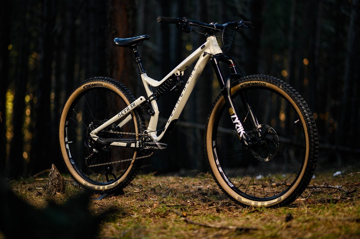 Beim Commençal Meta TR SX handelt es sich um eine besonders auf Fahrspaß optimierte Version des bekannten 29"-Trailbikes Beim Commençal Meta TR SX handelt es sich um eine besonders auf Fahrspaß optimierte Version des bekannten 29"-Trailbikes