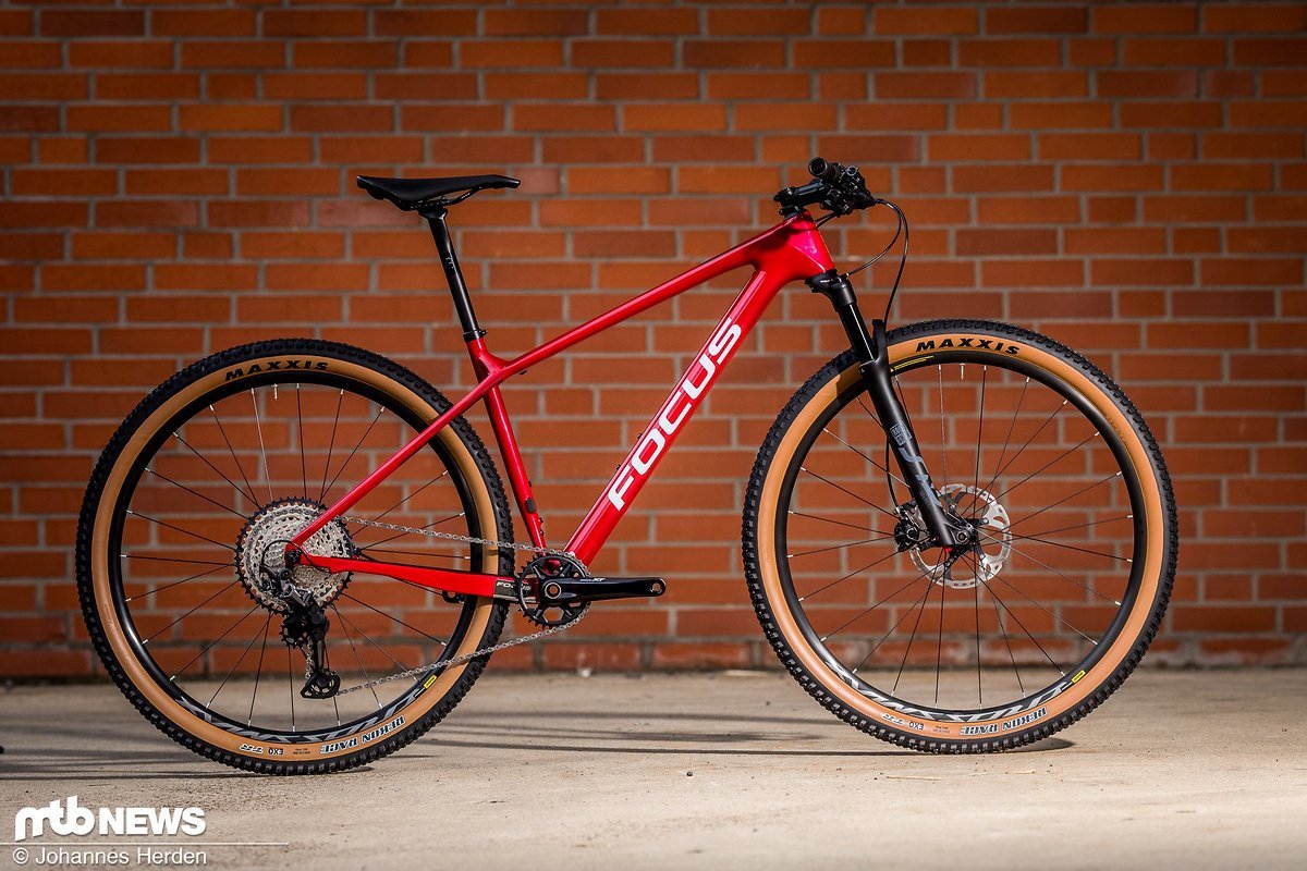 Das Focus Raven 8.8 findet sich in der oberen Mitte der Raven-Palette wieder. Mit einem Preis von 2.999 € erhält man eine gut ausgestattete Rennmaschine mit 10,75 kg Das Focus Raven 8.8 findet sich in der oberen Mitte der Raven-Palette wieder. Mit einem Preis von 2.999 € erhält man eine gut ausgestattete Rennmaschine mit 10,75 kg