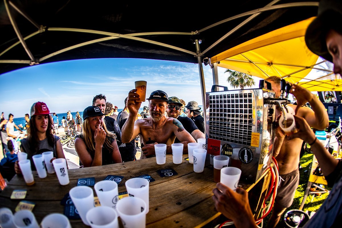 Am Meer sorgten Bier und gute Laune dafür, dass die Anstrengungen der vergangenen Tage ganz schnell wieder vergessen waren. Am Meer sorgten Bier und gute Laune dafür, dass die Anstrengungen der vergangenen Tage ganz schnell wieder vergessen waren.