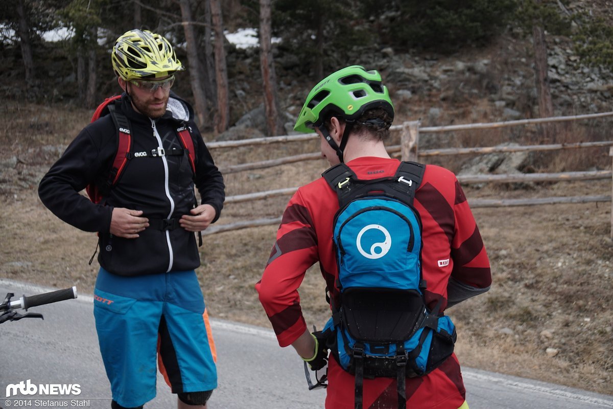 Klein und kompakt: Der BE2 Enduro liegt eng am Rücken an und bedeckt nur einen Teil des Rückens, so dass der Wärme nicht viel Platz zum Aufstauen geboten wird. Klein und kompakt: Der BE2 Enduro liegt eng am Rücken an und bedeckt nur einen Teil des Rückens, so dass der Wärme nicht viel Platz zum Aufstauen geboten wird.