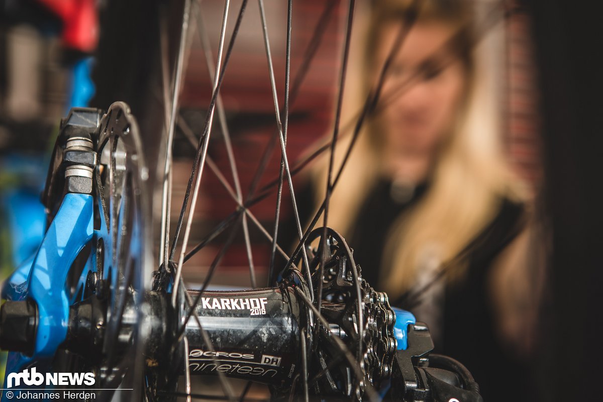 Das DH-Bike von Katrin Karkhof beim Check bei SRAM - inklusive schicker Custom-Laserung der Acros-Naben Das DH-Bike von Katrin Karkhof beim Check bei SRAM - inklusive schicker Custom-Laserung der Acros-Naben