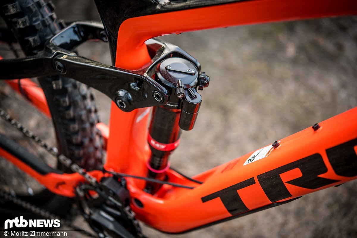 Am Heck fanden wir einen ungewöhnlich aussehenden RockShox Deluxe RT3-Dämpfer vor Am Heck fanden wir einen ungewöhnlich aussehenden RockShox Deluxe RT3-Dämpfer vor