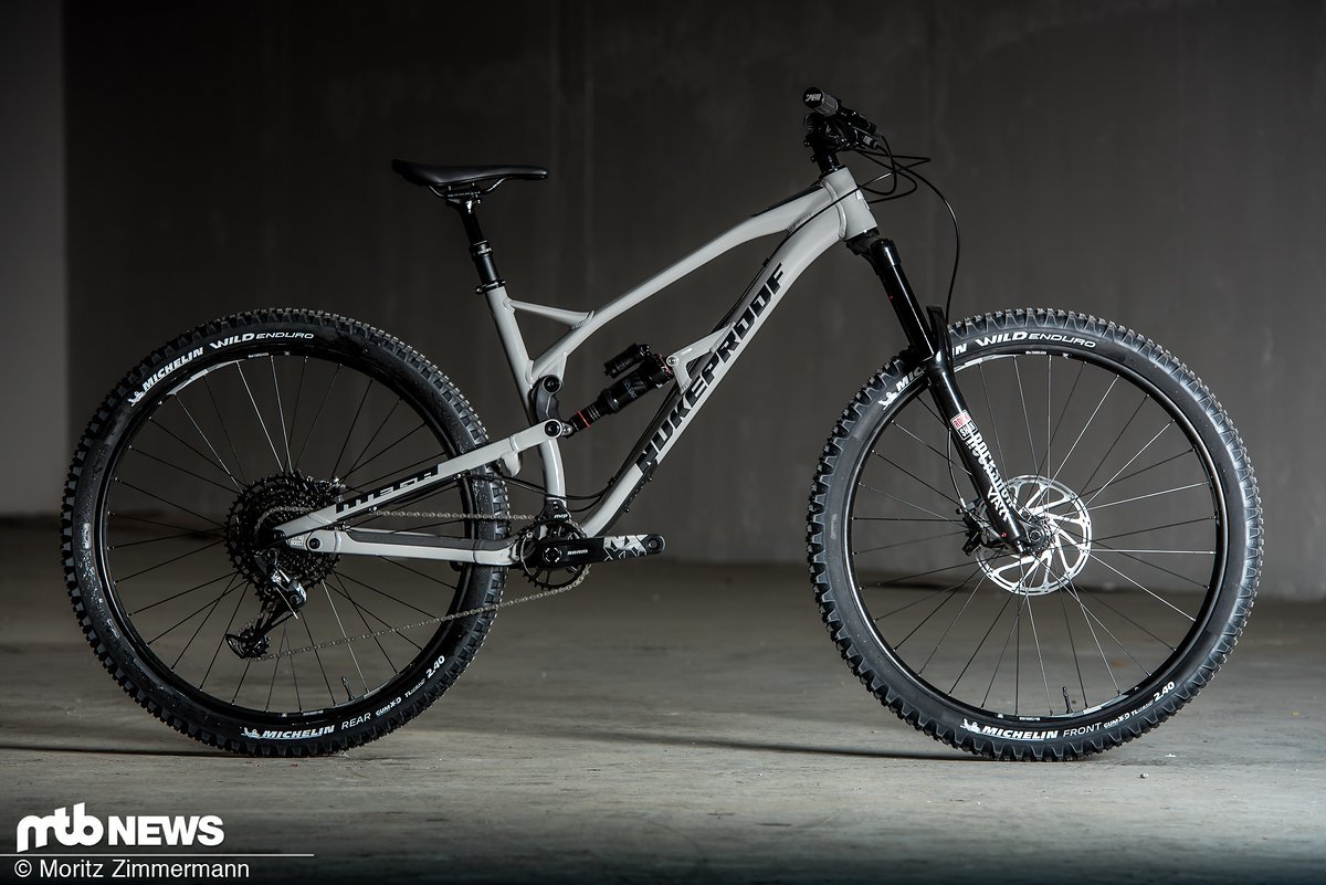 Mit einem Preis von nur 2.500 € ist das Nukeproof Mega 290 Comp das günstigste Bike in unserem Vergleichstest, dies hält das nordirische Bike jedoch keineswegs zurück Mit einem Preis von nur 2.500 € ist das Nukeproof Mega 290 Comp das günstigste Bike in unserem Vergleichstest, dies hält das nordirische Bike jedoch keineswegs zurück