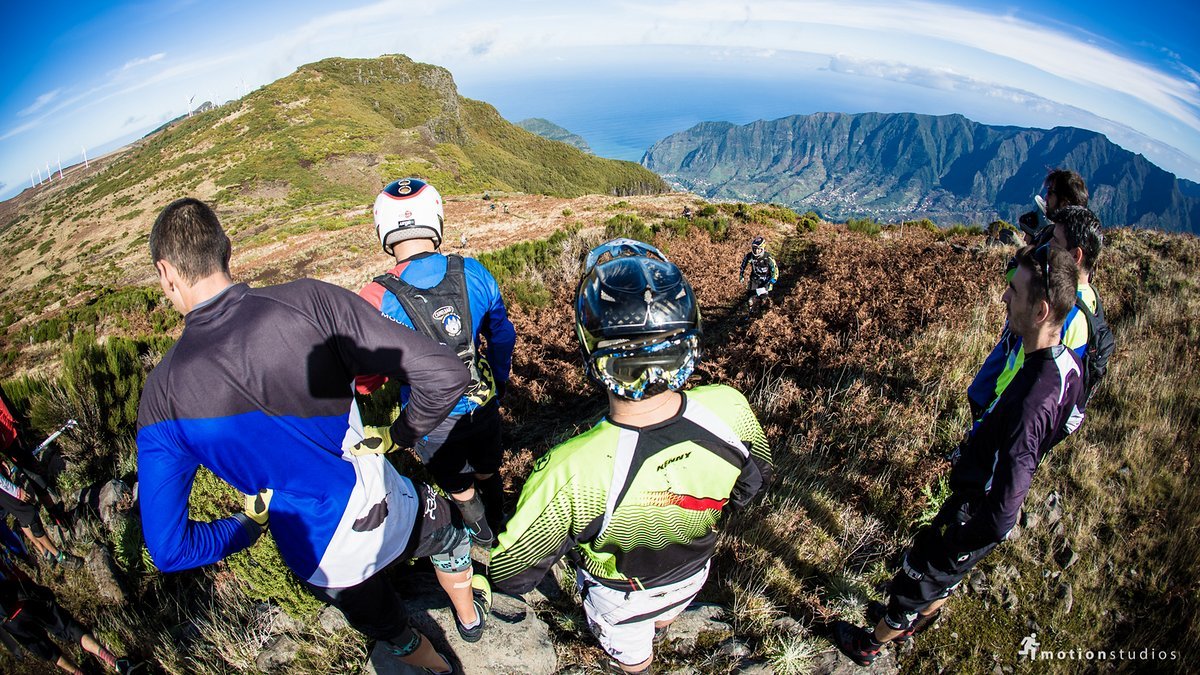 Am Start von Stage 1 bietet sich ein perfektes Panorama und fast trockene Trails Am Start von Stage 1 bietet sich ein perfektes Panorama und fast trockene Trails