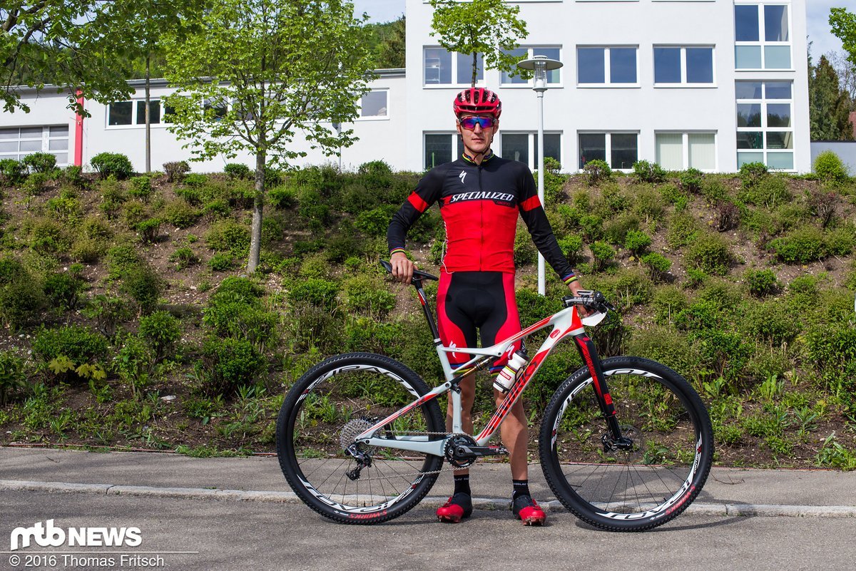 Jaroslav Kulhavy mit seinem Specialized Epic in Sonderlackierung Jaroslav Kulhavy mit seinem Specialized Epic in Sonderlackierung