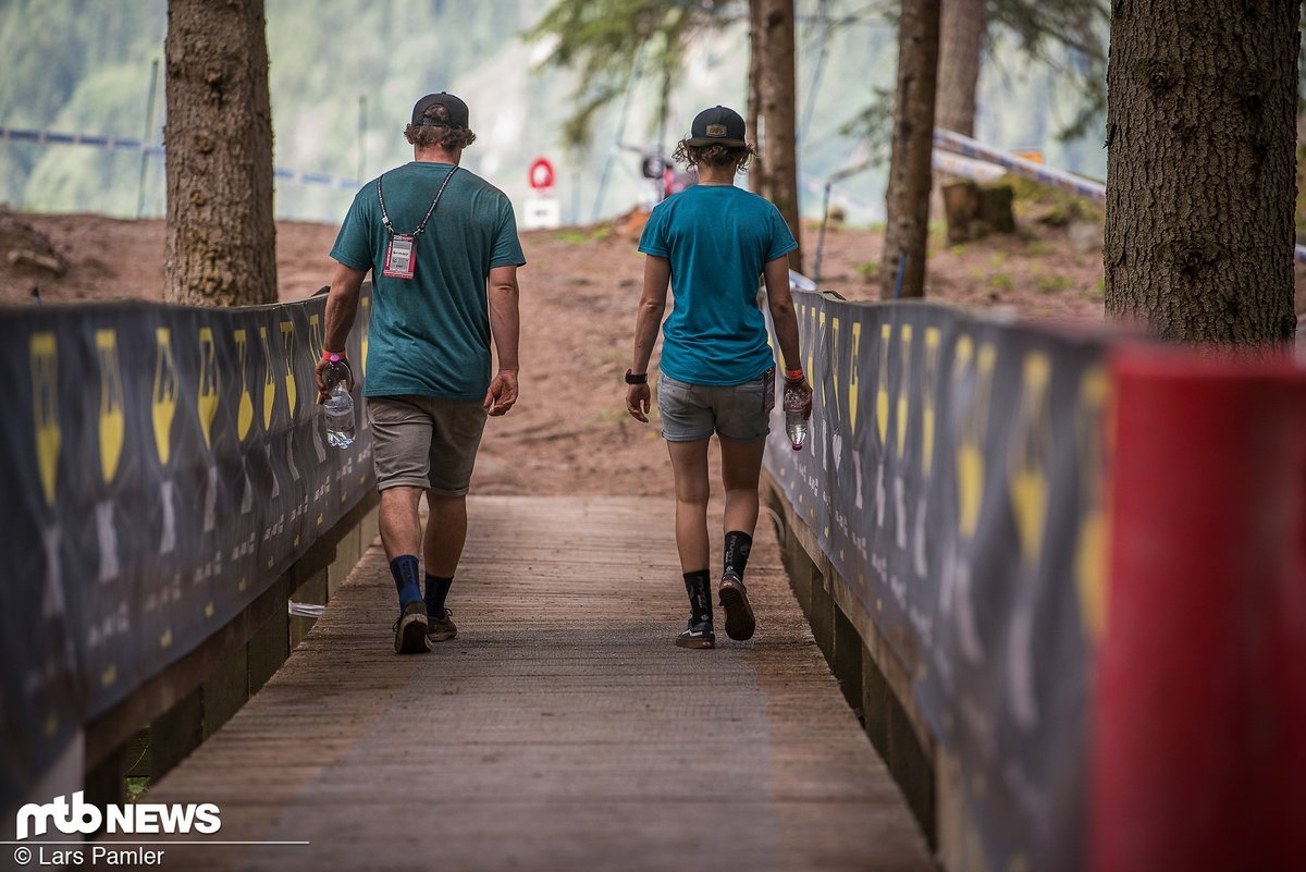 Rupert Chapman und Emilie Siegenthaler überschreiten die kleine Brücke auf ca. der Hälfte der Strecke. Rupert Chapman und Emilie Siegenthaler überschreiten die kleine Brücke auf ca. der Hälfte der Strecke.
