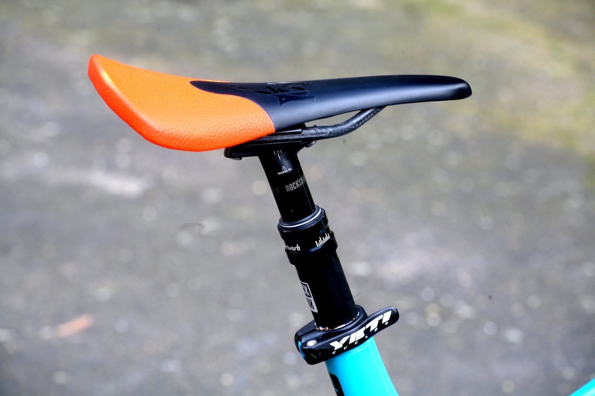 Die klassische RockShox Reverb wird mit dem neuen Remote-Hebel angesteuert und ist mit einem Tune Sattel ausgestattet Die klassische RockShox Reverb wird mit dem neuen Remote-Hebel angesteuert und ist mit einem Tune Sattel ausgestattet