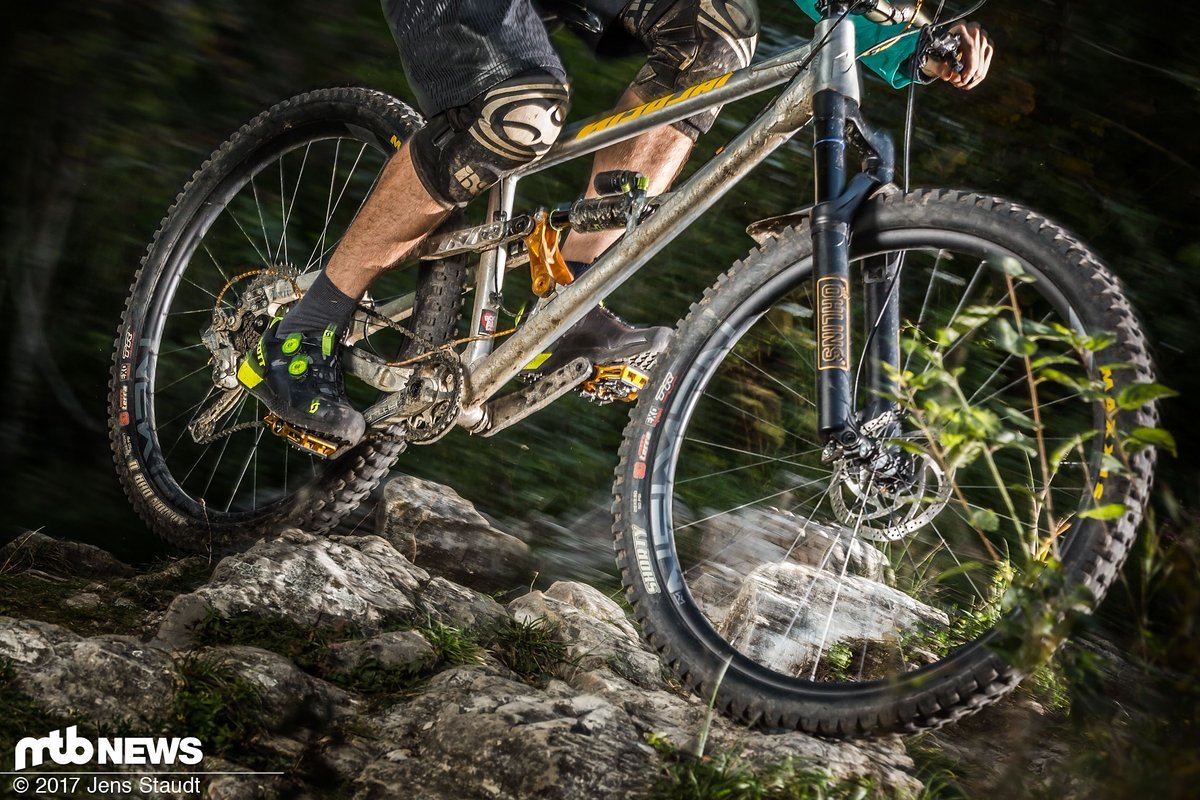 Bergab bietet der Schuh dank griffiger Sohle guten Halt, auch wenn man mal nicht ins Pedal findet Bergab bietet der Schuh dank griffiger Sohle guten Halt, auch wenn man mal nicht ins Pedal findet