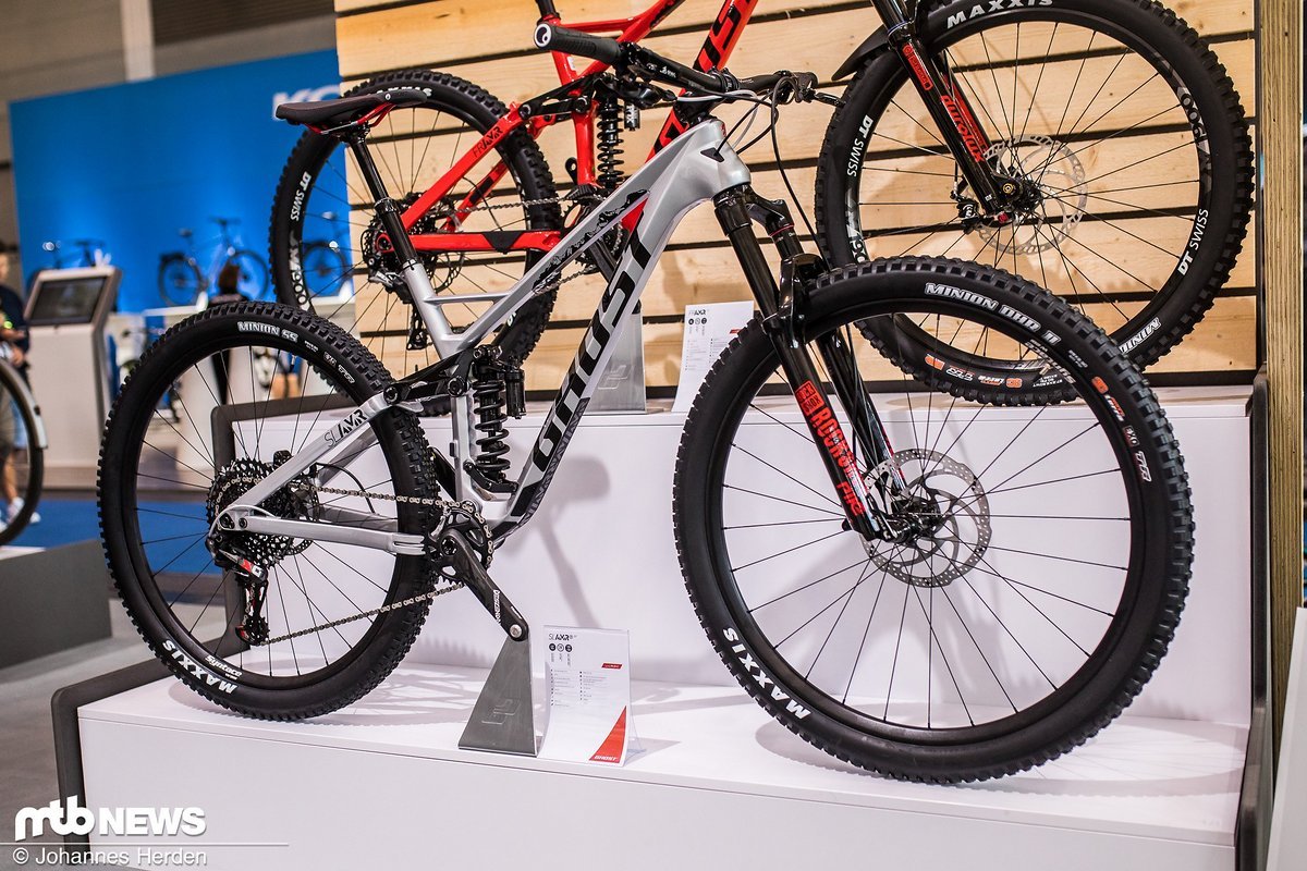 Das Ghost SL AMR 9.9 LC kommt natürlich ebenfalls mit Coil-Dämpfer. Mit Carbon-Rahmen und 130 mm Federweg vorne und hinten ist das Bike für 4.199 € zu haben Das Ghost SL AMR 9.9 LC kommt natürlich ebenfalls mit Coil-Dämpfer. Mit Carbon-Rahmen und 130 mm Federweg vorne und hinten ist das Bike für 4.199 € zu haben