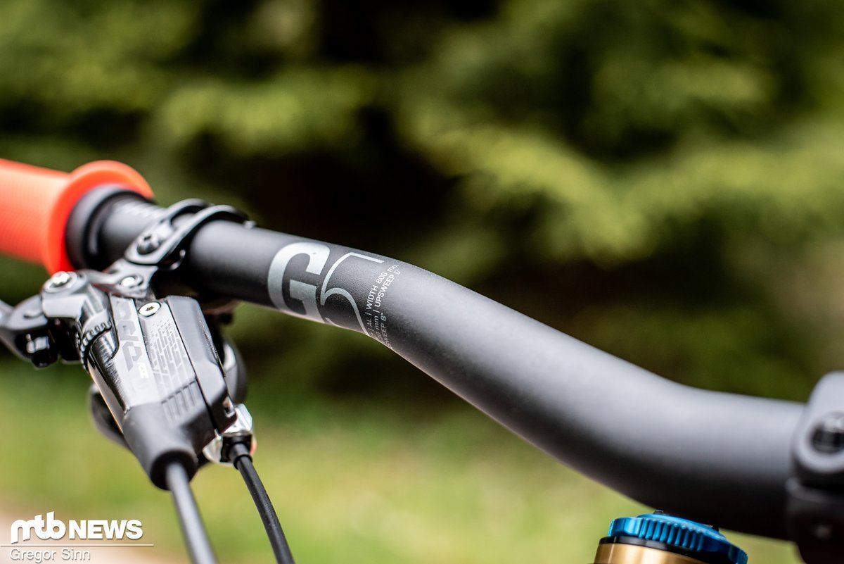 Weder der 800 mm breite G5-Lenker, noch der Vorbau haben während des Tests Probleme gemacht oder gestört. Weder der 800 mm breite G5-Lenker, noch der Vorbau haben während des Tests Probleme gemacht oder gestört.