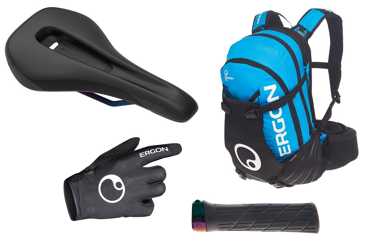 Ergon spendet ein komplettes Bundle aus dem Sortiment: Enduro-Rucksack BA3, HM2-Handschuhe sowie SM Enduro-Sattel und GE1-Enduro-Griffe im Oil Slick-Design.