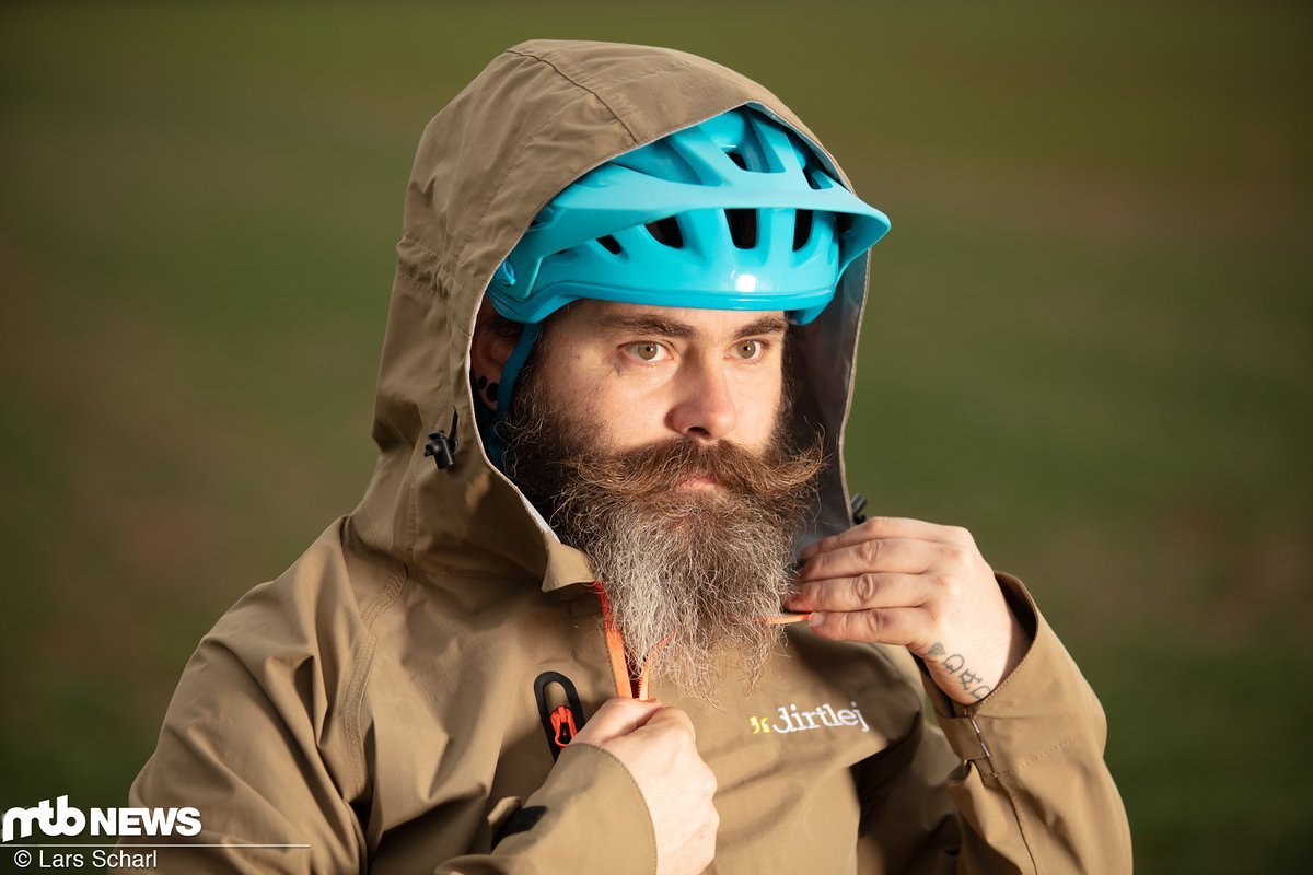Die Kapuze des Dirtlej Dirtsuit Core Edition ist geräumig Die Kapuze des Dirtlej Dirtsuit Core Edition ist geräumig