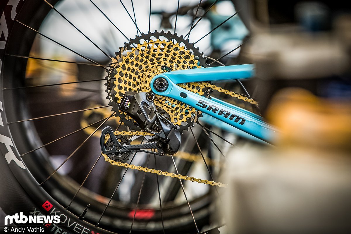 Die SRAM eTap Eagle-Schaltung hat sich seit dem ersten Prototyp beim XC World Cup in Südafrika deutlich verändert und sieht nun reif für die Produktion aus. Die SRAM eTap Eagle-Schaltung hat sich seit dem ersten Prototyp beim XC World Cup in Südafrika deutlich verändert und sieht nun reif für die Produktion aus.