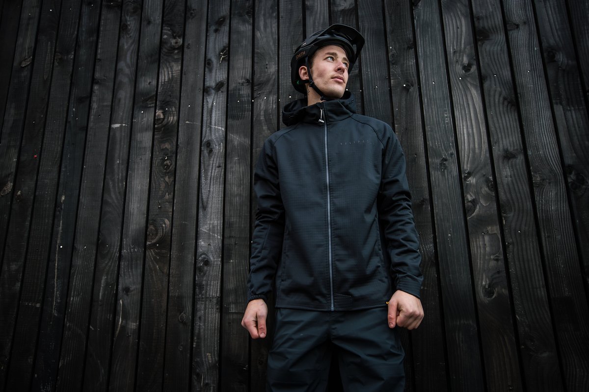 Die Nukeproof Blackline Softshell-Jacke ist für eher kältere Temperaturen bestimmt Die Nukeproof Blackline Softshell-Jacke ist für eher kältere Temperaturen bestimmt
