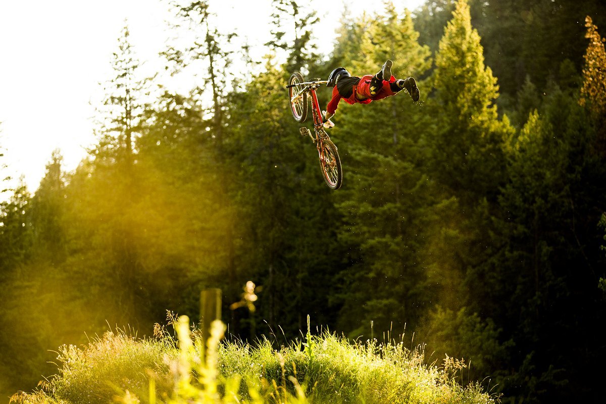 2014, Builder Movie Projekt, Nelson BC bei Garett Buehler zu Hause. Er haut noch einen „Super seater“ raus, bevor er den BBQ anschmeißt. 2014, Builder Movie Projekt, Nelson BC bei Garett Buehler zu Hause. Er haut noch einen „Super seater“ raus, bevor er den BBQ anschmeißt.