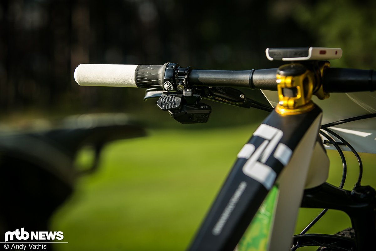 Per TwistLoc-Drehgriff lassen sich die 100 mm Federweg der RockShox SID World Cup im Handumdrehen blockieren Per TwistLoc-Drehgriff lassen sich die 100 mm Federweg der RockShox SID World Cup im Handumdrehen blockieren