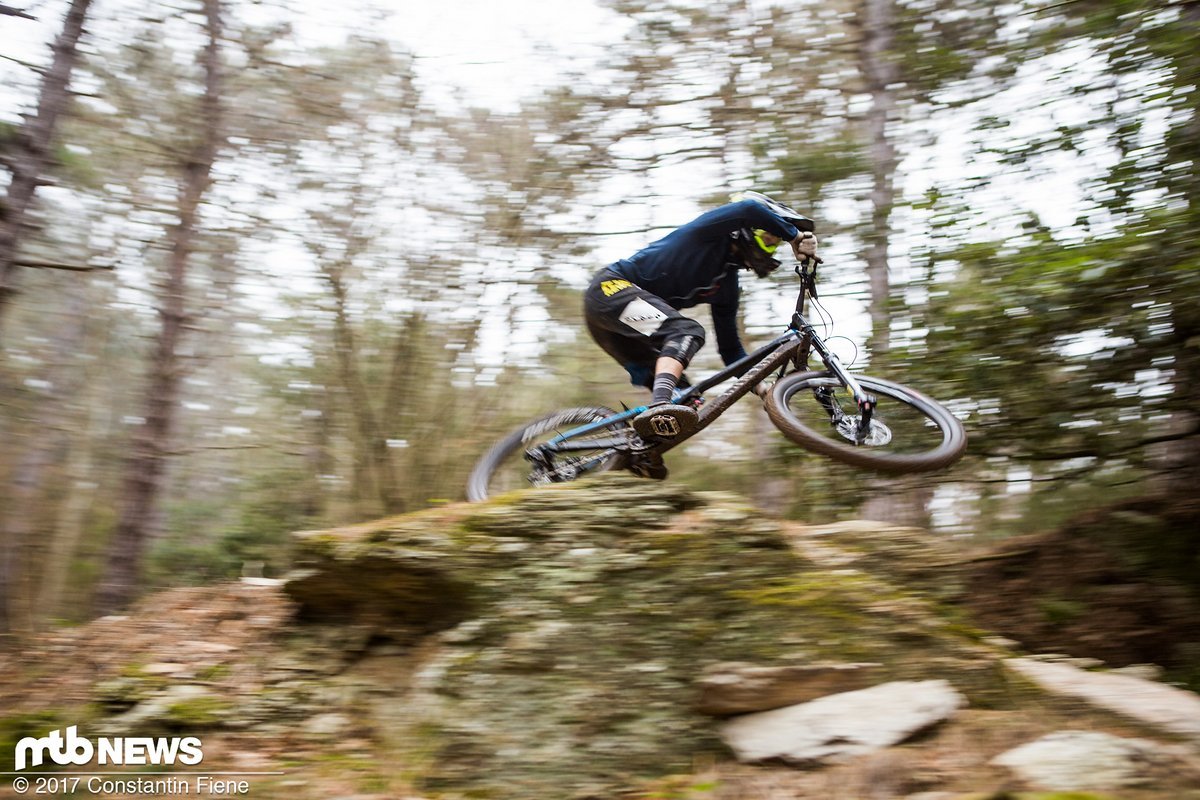 Die SR Suntour Rux ist eine sehr gelungene Downhill-Gabel, die sich vor der Konkurrenz nicht verstecken muss Die SR Suntour Rux ist eine sehr gelungene Downhill-Gabel, die sich vor der Konkurrenz nicht verstecken muss