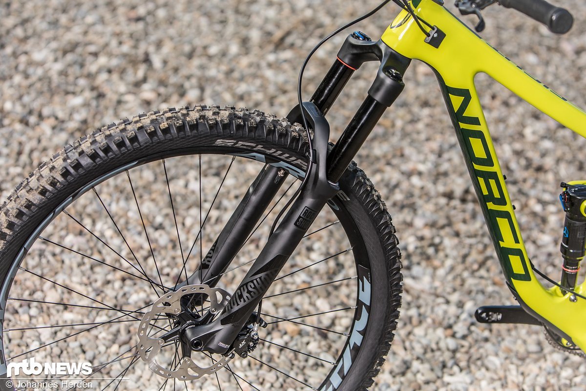 An der Front werkelt eine grundsolide RockShox Pike RC-Federgabel mit 140 mm Federweg An der Front werkelt eine grundsolide RockShox Pike RC-Federgabel mit 140 mm Federweg