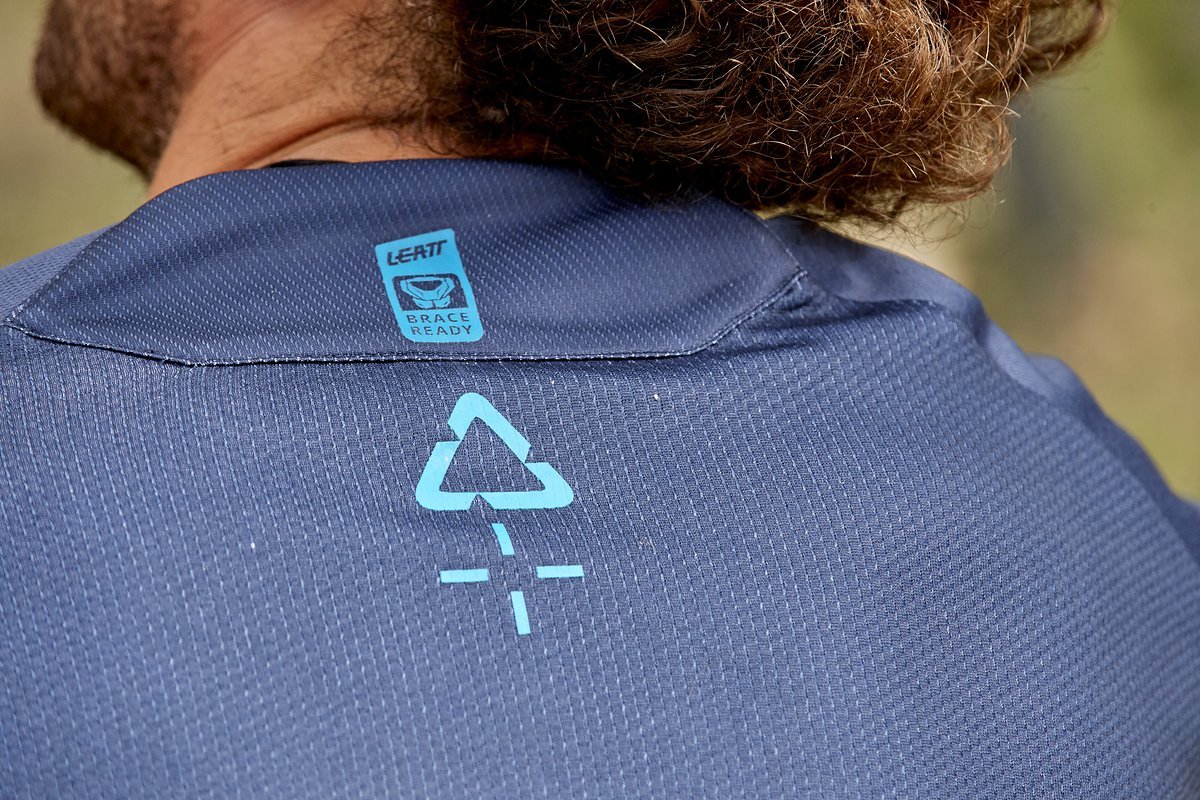 Die Front und Ärmel des Leatt DBX Jerseys sind wasserabweisend und winddicht Die Front und Ärmel des Leatt DBX Jerseys sind wasserabweisend und winddicht