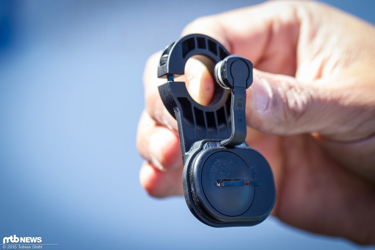 Der Sensor wird erst nach der Montage des Pedals befestigt und kann so präzise ausgerichtet werden Der Sensor wird erst nach der Montage des Pedals befestigt und kann so präzise ausgerichtet werden