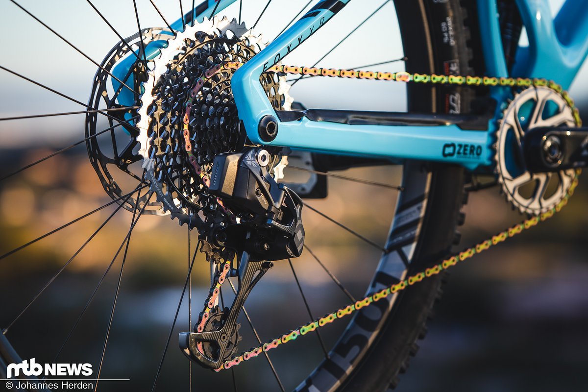 Die SRAM Eagle AXS ist auch mit den Rennrad-Komponenten kompatibel – beispielsweise lassen sich die RED AXS-Hebel mit einer Eagle-Schaltung kombinieren. Die SRAM Eagle AXS ist auch mit den Rennrad-Komponenten kompatibel – beispielsweise lassen sich die RED AXS-Hebel mit einer Eagle-Schaltung kombinieren.
