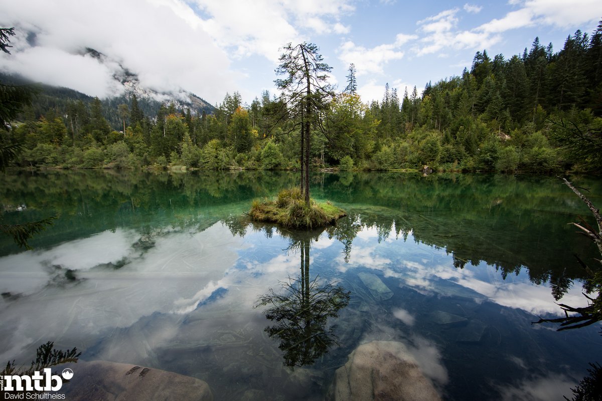 Unterirdisch gespeist, überirdisch schön: der Crestasee. Ist selbst im Sommer nicht überlaufen. Vom Schuttkegel des Flimser Bergsturzes zur Kante der Rheinschlucht mit den besten Erfrischungsmöglichkeiten, die die Region zu bieten hat. Familienglück Unterirdisch gespeist, überirdisch schön: der Crestasee. Ist selbst im Sommer nicht überlaufen. Vom Schuttkegel des Flimser Bergsturzes zur Kante der Rheinschlucht mit den besten Erfrischungsmöglichkeiten, die die Region zu bieten hat. Familienglück