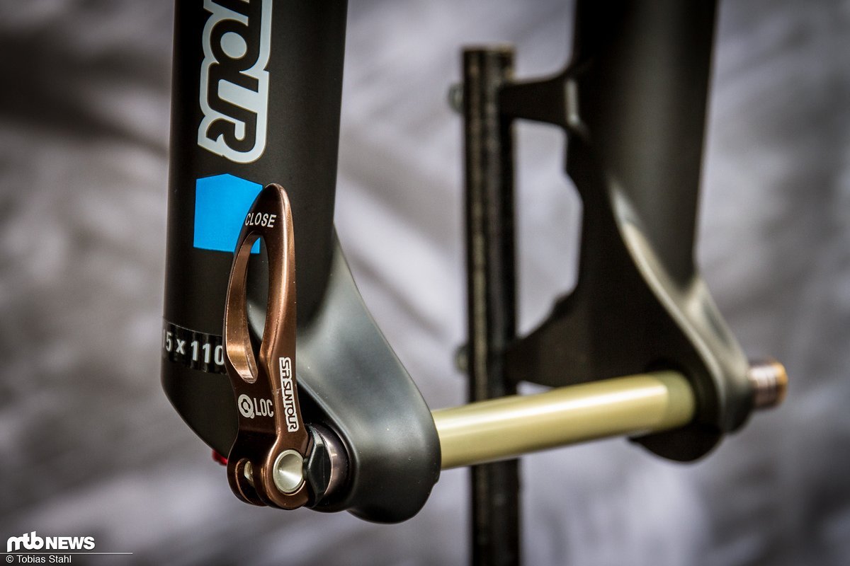 Die leichte und schnell zu montierende QlocTi Steckachse ist bei der AXON34 auf 15 x 110 mm Boost gewachsen Die leichte und schnell zu montierende QlocTi Steckachse ist bei der AXON34 auf 15 x 110 mm Boost gewachsen