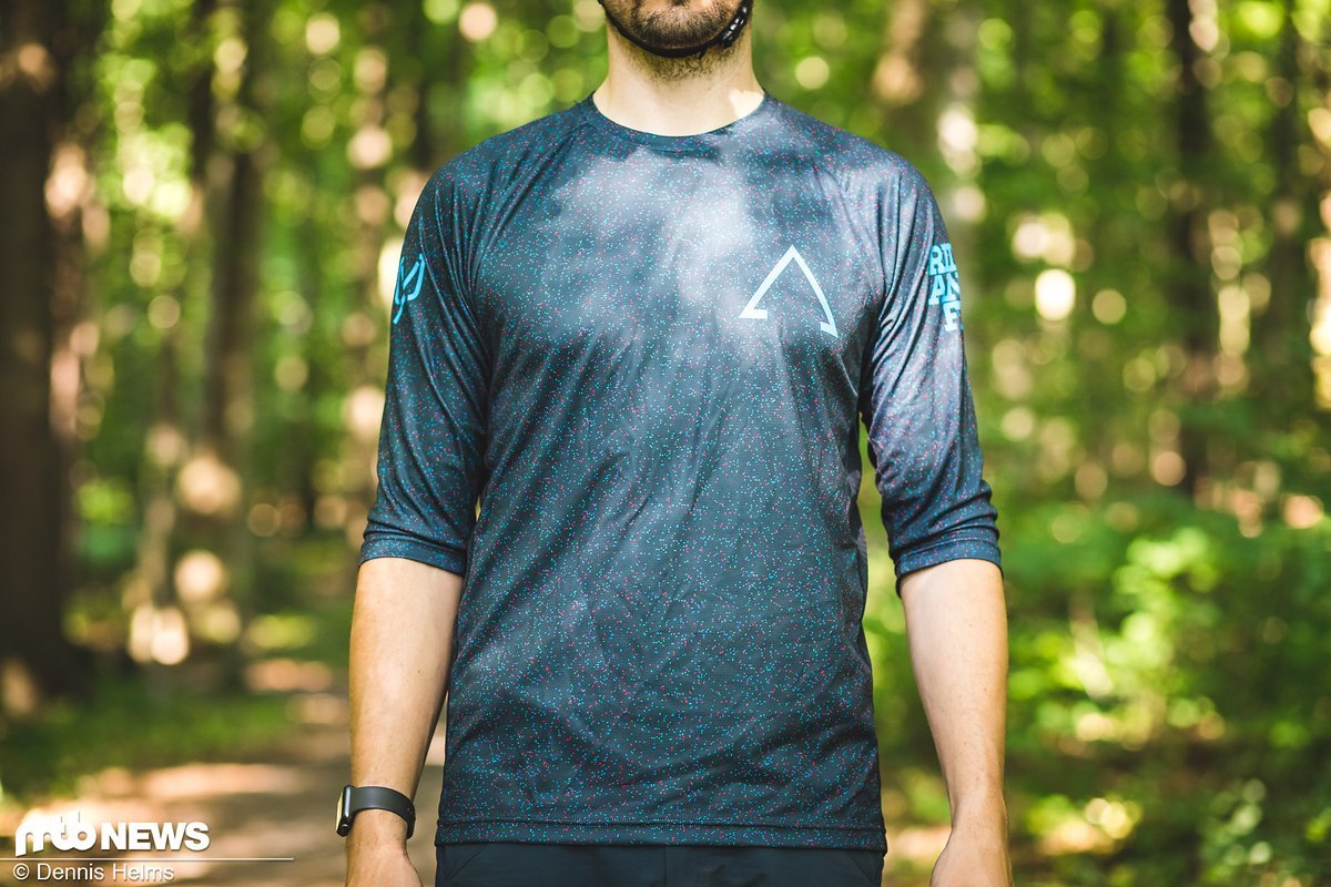 Das sportlich-locker geschnittene Jersey verfügt über 3/4-Ärmel, die bis knapp über die Ellbogen gehen Das sportlich-locker geschnittene Jersey verfügt über 3/4-Ärmel, die bis knapp über die Ellbogen gehen