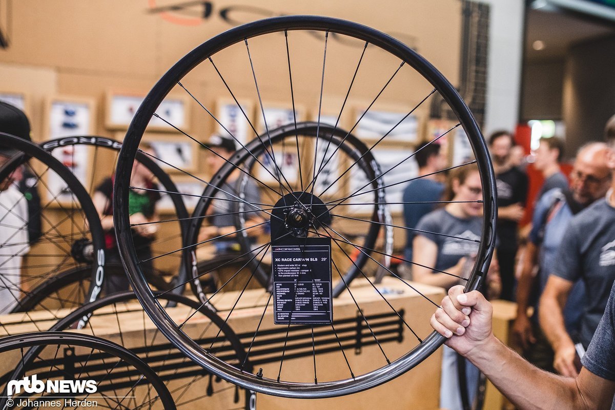 Beim neuen XC Race Carbon SLS 29" verfügt das Vorderrad über eine breitere und höhere Felge Beim neuen XC Race Carbon SLS 29" verfügt das Vorderrad über eine breitere und höhere Felge