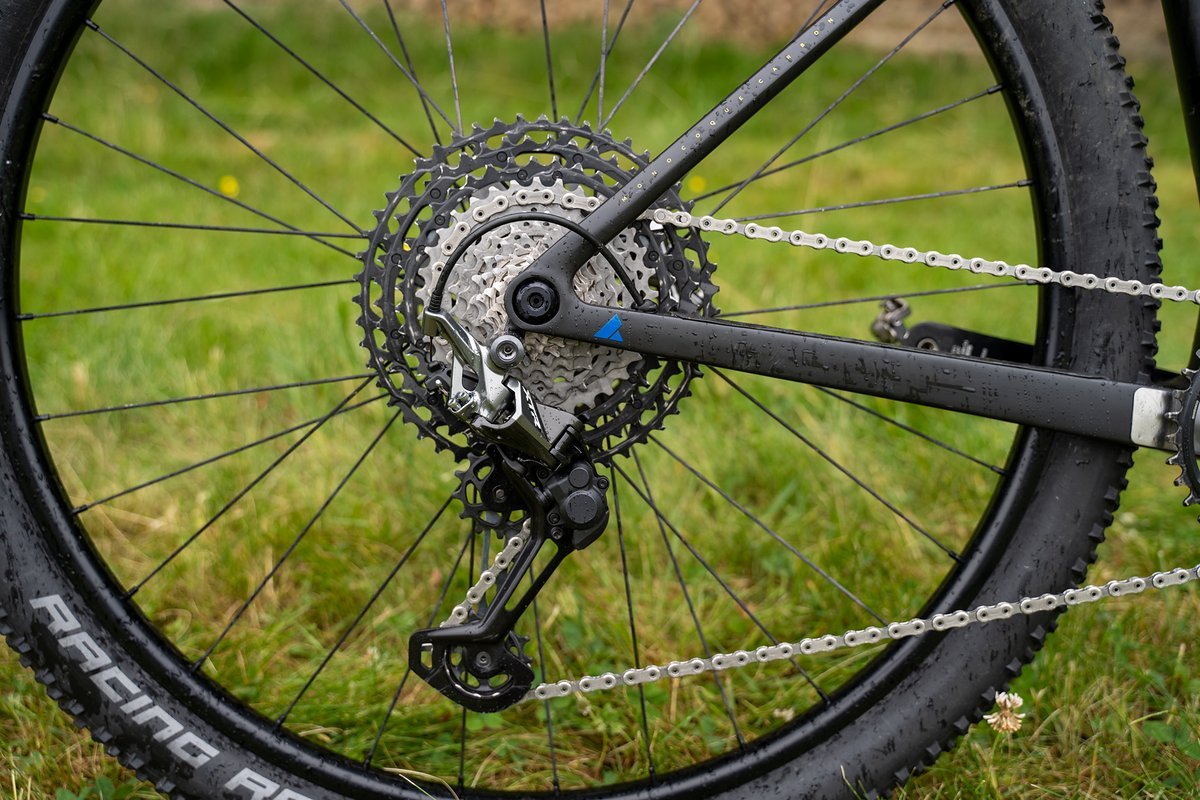 Geschaltet wird mit der 1x12 XTR Schaltung. Nicht mehr wie bisher elektrisch sondern wieder manuell, aber dafür mit hoher Gewichtsersparnis und 510% Übersetzungsverhältnis. Geschaltet wird mit der 1x12 XTR Schaltung. Nicht mehr wie bisher elektrisch sondern wieder manuell, aber dafür mit hoher Gewichtsersparnis und 510% Übersetzungsverhältnis.