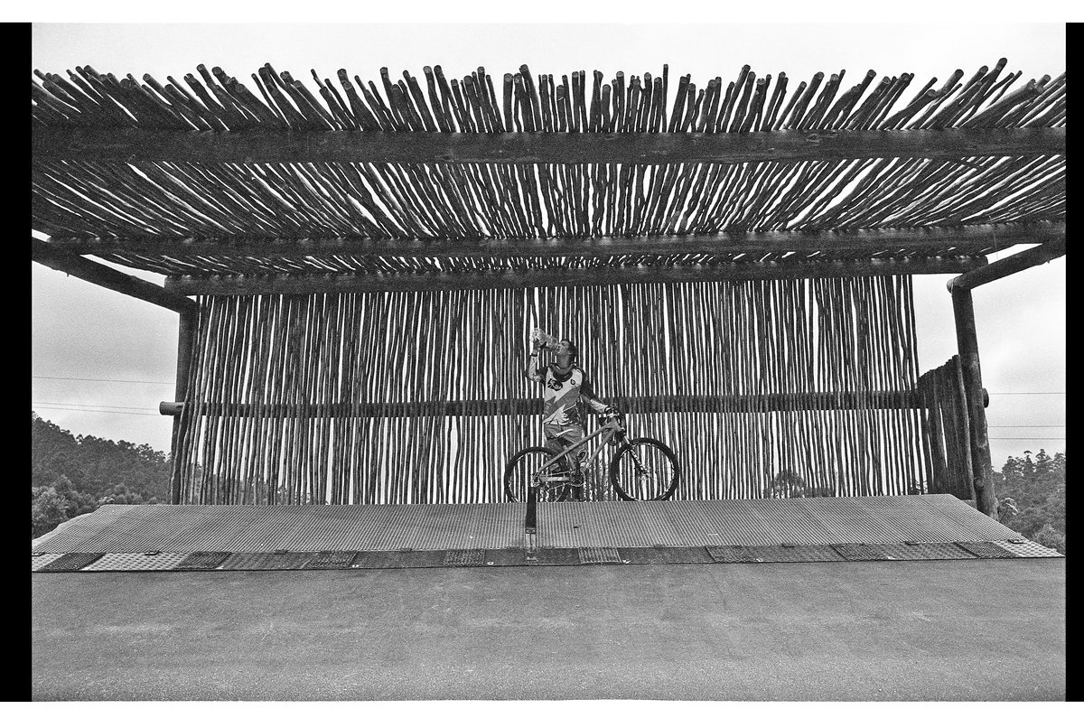 2011, Pietermaritzburg Südafrika. Vor dem 4X Weltcup checkte ich noch einen Bikepark aus. Dieser hölzerne Schattenspender über dem Startgatter hat mich einfach fasziniert. 2011, Pietermaritzburg Südafrika. Vor dem 4X Weltcup checkte ich noch einen Bikepark aus. Dieser hölzerne Schattenspender über dem Startgatter hat mich einfach fasziniert.