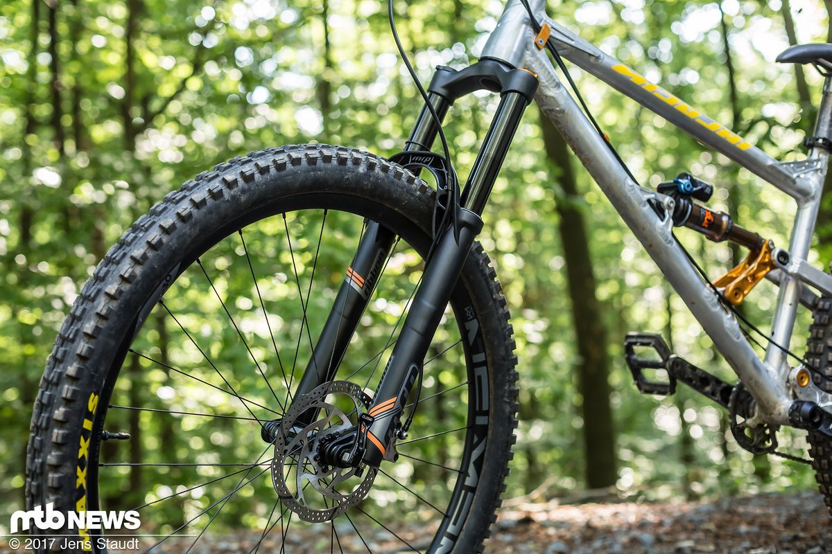 Die schwarze Forke mit dem auffälligen Casting bietet 160 mm Federweg, lässt sich vielseitig abstimmen und liegt mit einem Preis von 1049 € im preiswerten Bereich unseres 29" Enduro-Federgabel-Vergleichstests. Die schwarze Forke mit dem auffälligen Casting bietet 160 mm Federweg, lässt sich vielseitig abstimmen und liegt mit einem Preis von 1049 € im preiswerten Bereich unseres 29" Enduro-Federgabel-Vergleichstests.