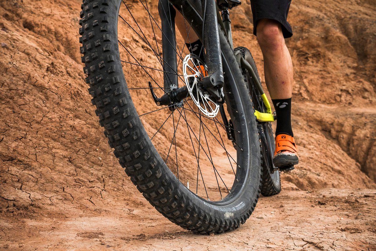 29"-Plusreifen sind aktuell noch nicht sehr weit verbreitet. Laut Trek ist das Full Stache das einzige Bike in dieser Federwegsklasse, das auf das 29"+ Maß setzt. 29"-Plusreifen sind aktuell noch nicht sehr weit verbreitet. Laut Trek ist das Full Stache das einzige Bike in dieser Federwegsklasse, das auf das 29"+ Maß setzt.
